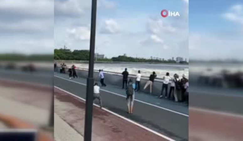 Çin’de kıyıya vuran dev dalgalar en az 2 turisti yaraladı