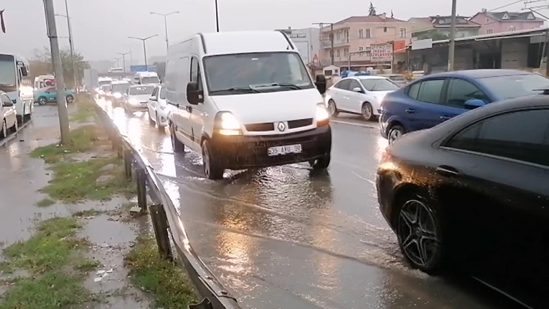 Sağanak yağış İstanbul’da yüzünü gösterdi