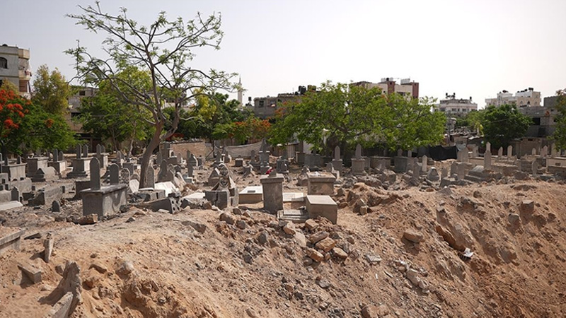 Filistinliler yakınlarını toplu mezarlara defnediyor