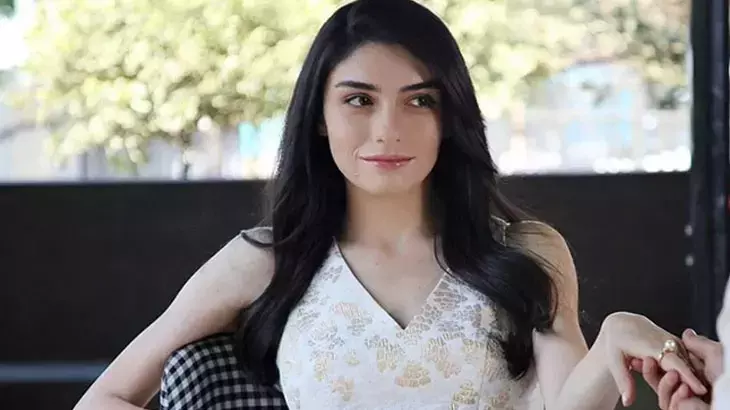 İnci Taneleri Dilber Kim? Hazar Ergüçlü Kimdir, Kaç Yaşında, Nereli? Hazar Ergüçlü Sevgilisi Kim? Hazar Ergüçlü TV Dizileri! Hazar Ergüçlü Instagram Hesabı - Resim : 2