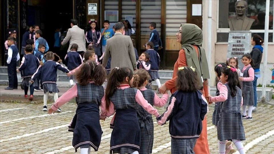 Okullar Ne Zaman Tatil Oluyor? 1 Dönem Karne Ne Zaman Verilecek 2024? Sömestr Tatili Ne Zaman? 2024 Karne Günü Ne Zaman 1. Dönem? - Resim : 1