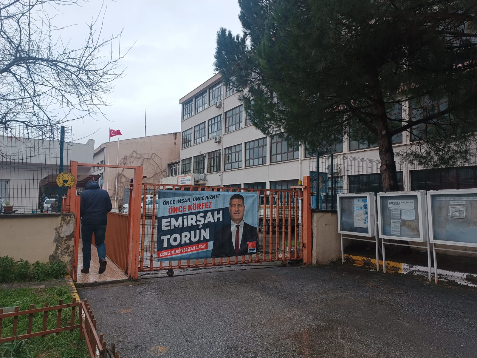Sadece 2 isim pankart astı - Resim : 3