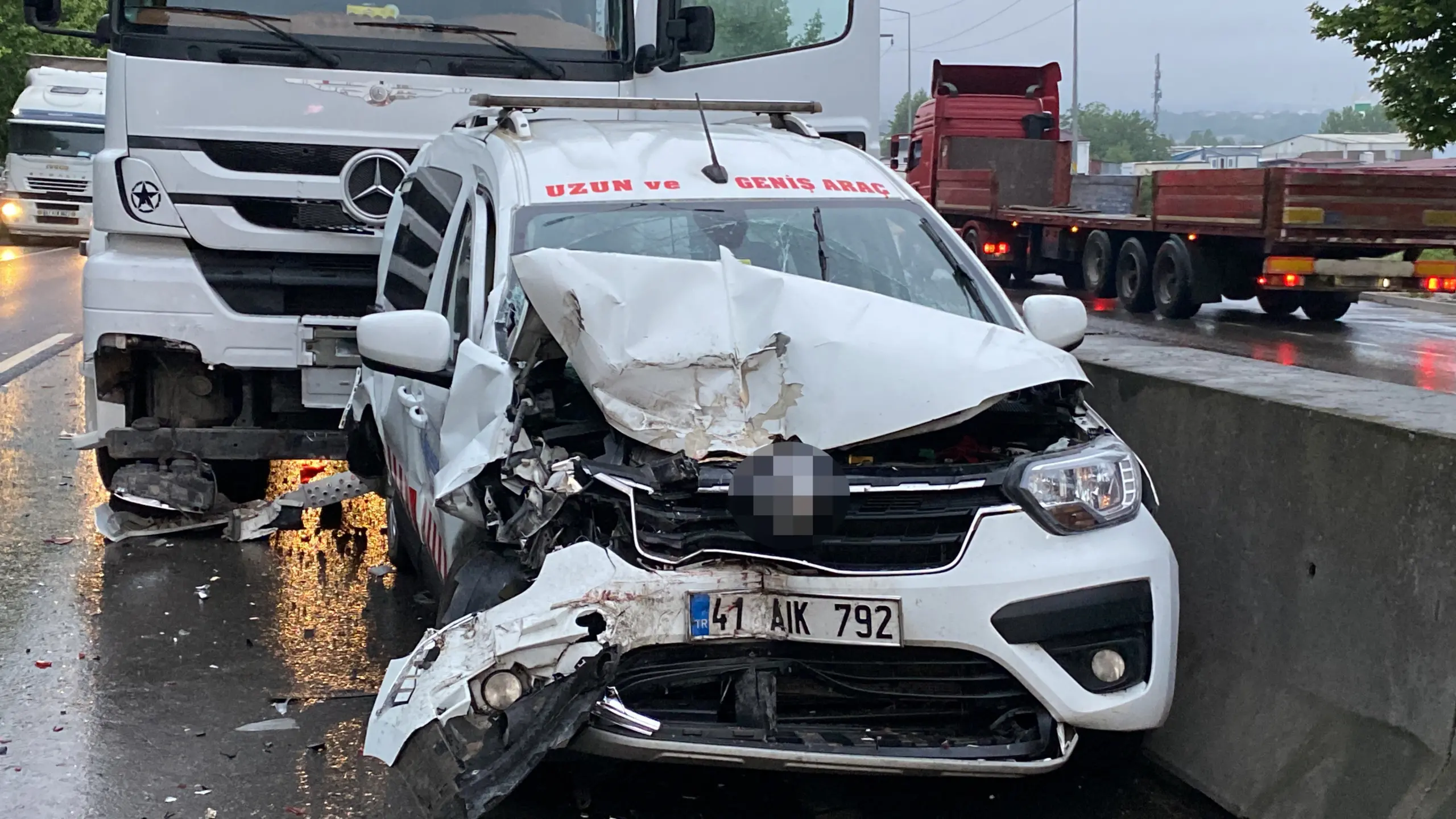 Otoyolda feci kaza: Otomobil tırların arasında kaldı! - Resim : 1