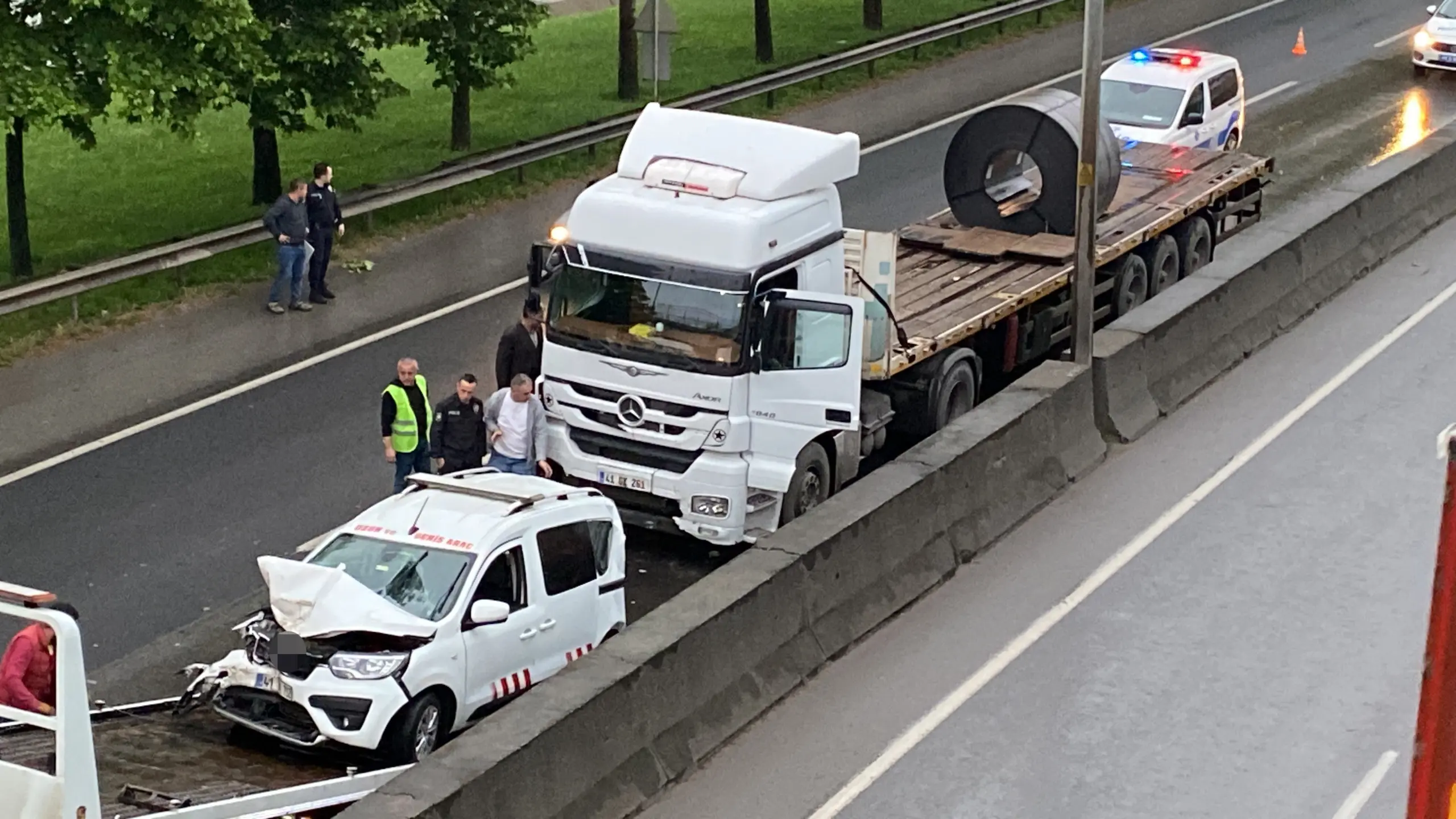 Otoyolda feci kaza: Otomobil tırların arasında kaldı! - Resim : 3
