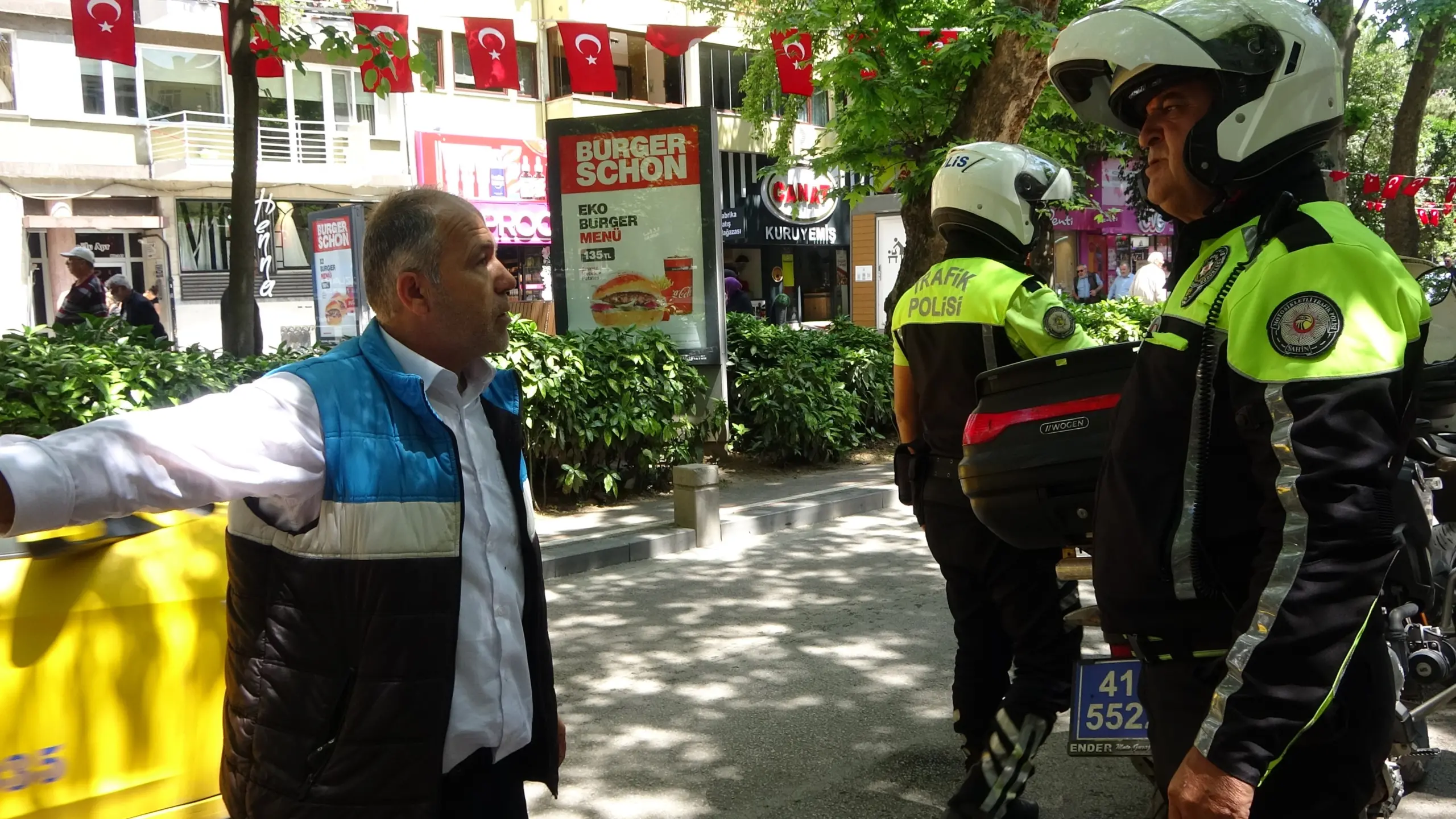 Kocaeli'de polisin üstüne araç süren vatandaş halkı ayaklandırdı! Şoför geri adım attı - Resim : 1