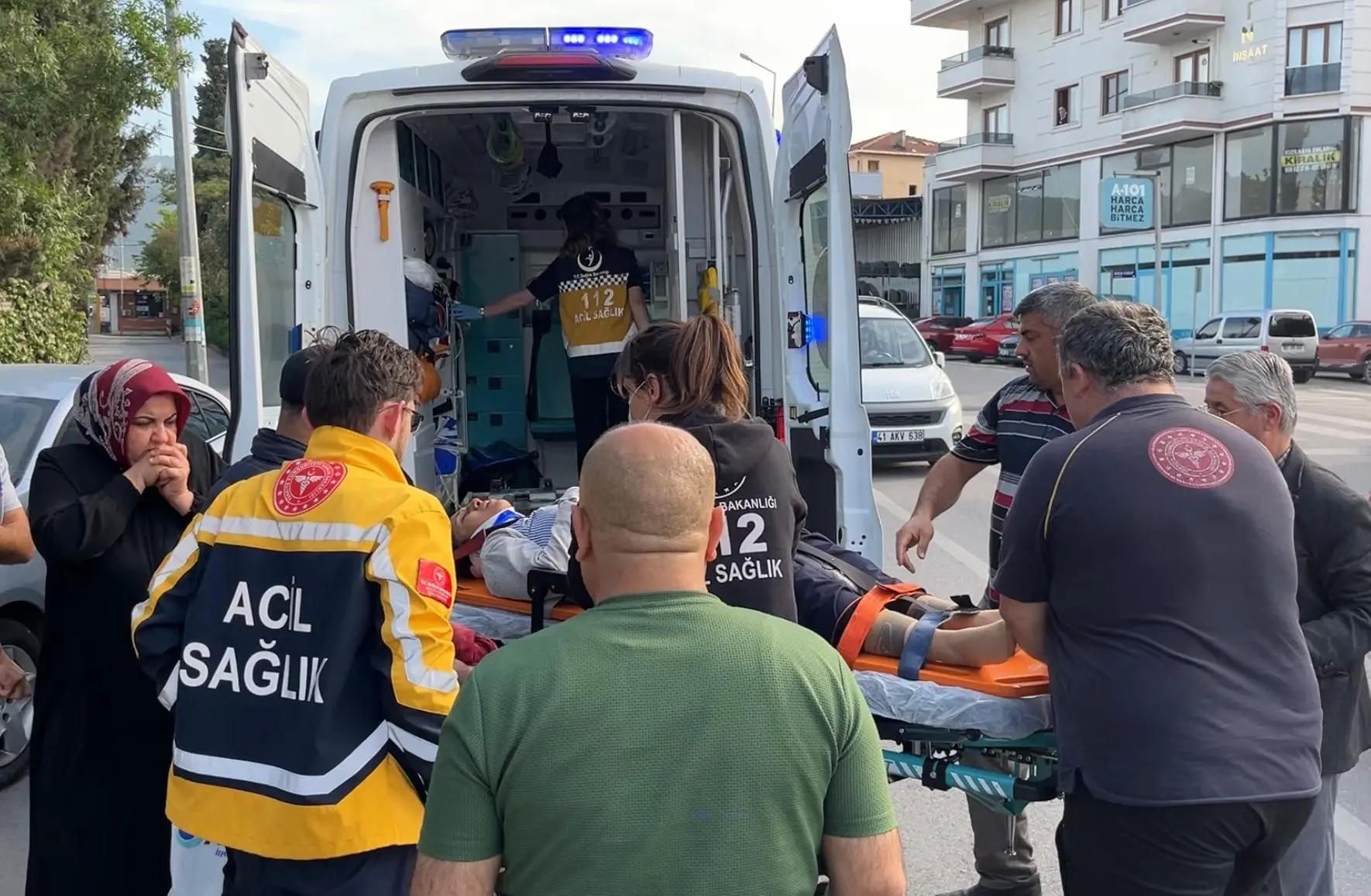 Karşıdan karşıya geçerken araba çarptı - Resim : 1