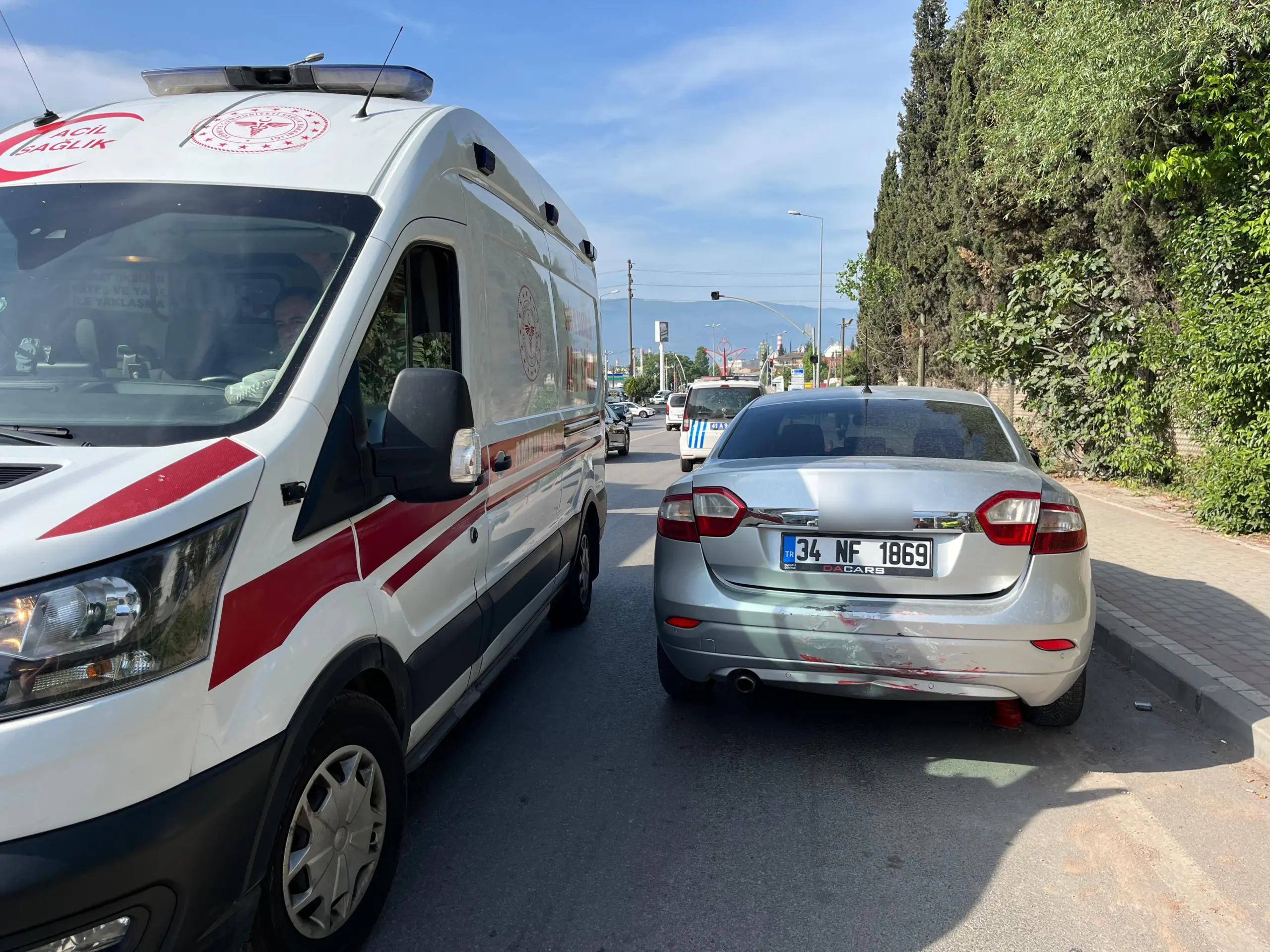 Karşıdan karşıya geçerken araba çarptı - Resim : 2