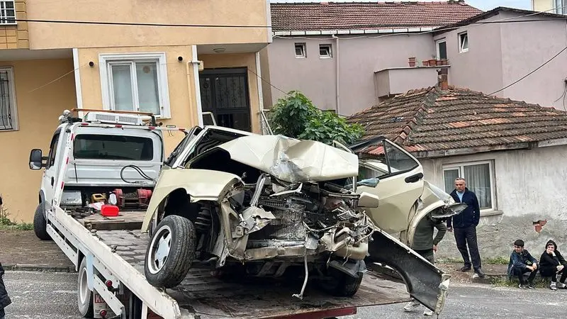 Freni boşalan kamyon ortalığı birbirine kattı - Resim : 1