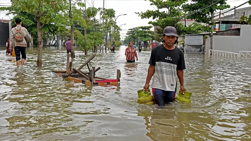 Endonezya’da sel faciası: Çok sayıda ölü ve yaralı!