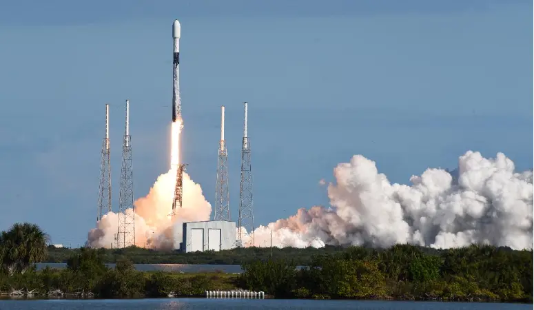 SpaceX, uzaya 23 Starlink ve 2 gözlem uydusu fırlattı
