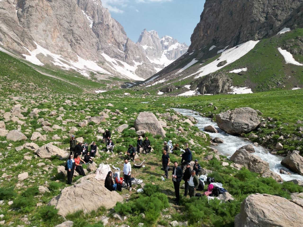 20 bin yıllık buzullar turistlerin uğrak mekanı oldu - Resim : 4