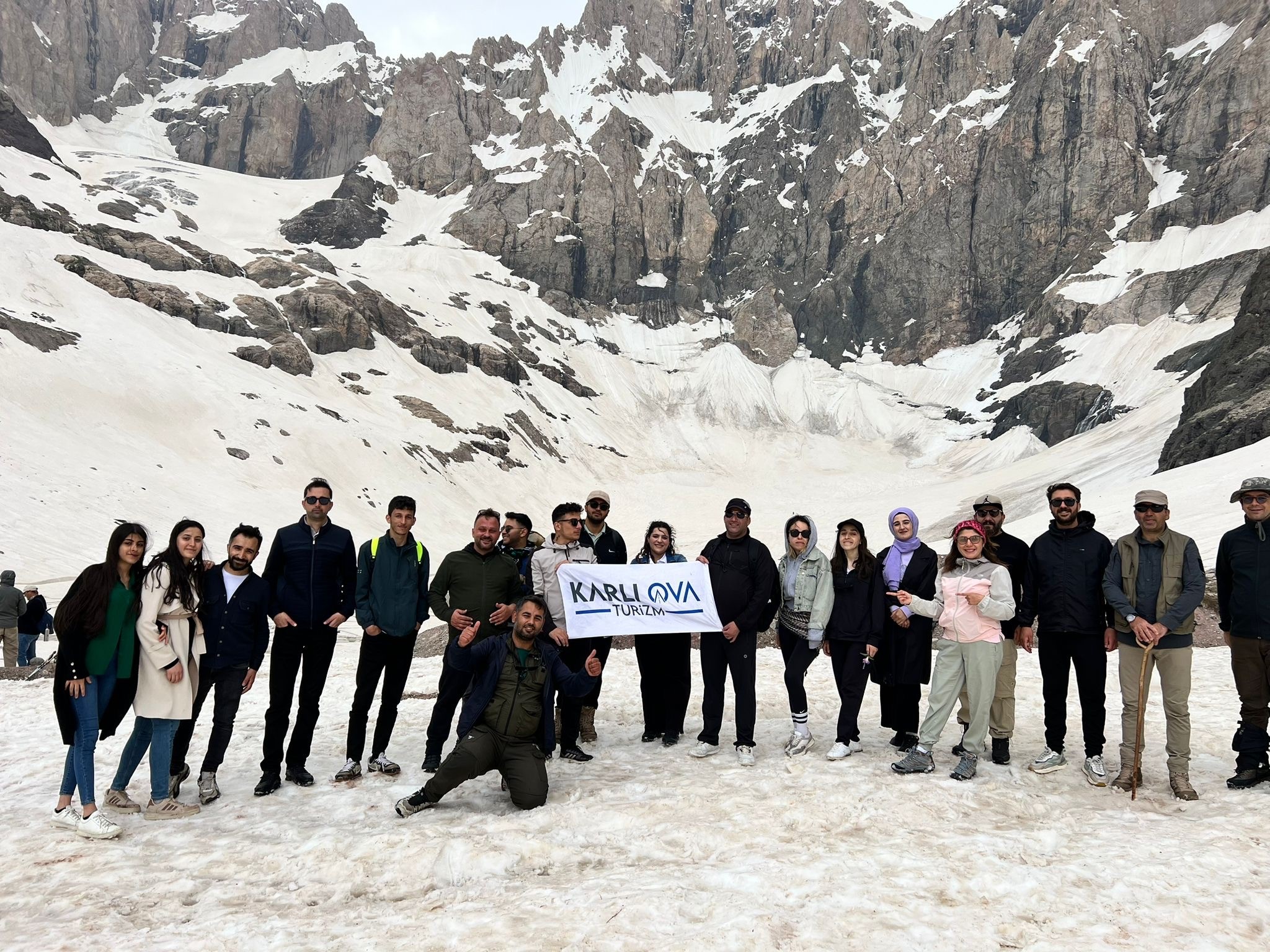 20 bin yıllık buzullar turistlerin uğrak mekanı oldu - Resim : 3
