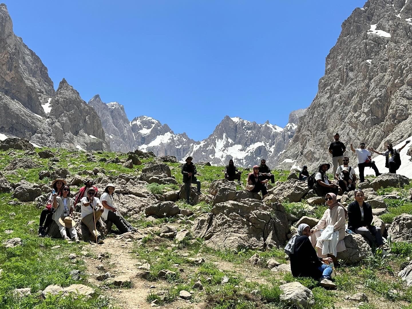 20 bin yıllık buzullar turistlerin uğrak mekanı oldu - Resim : 2
