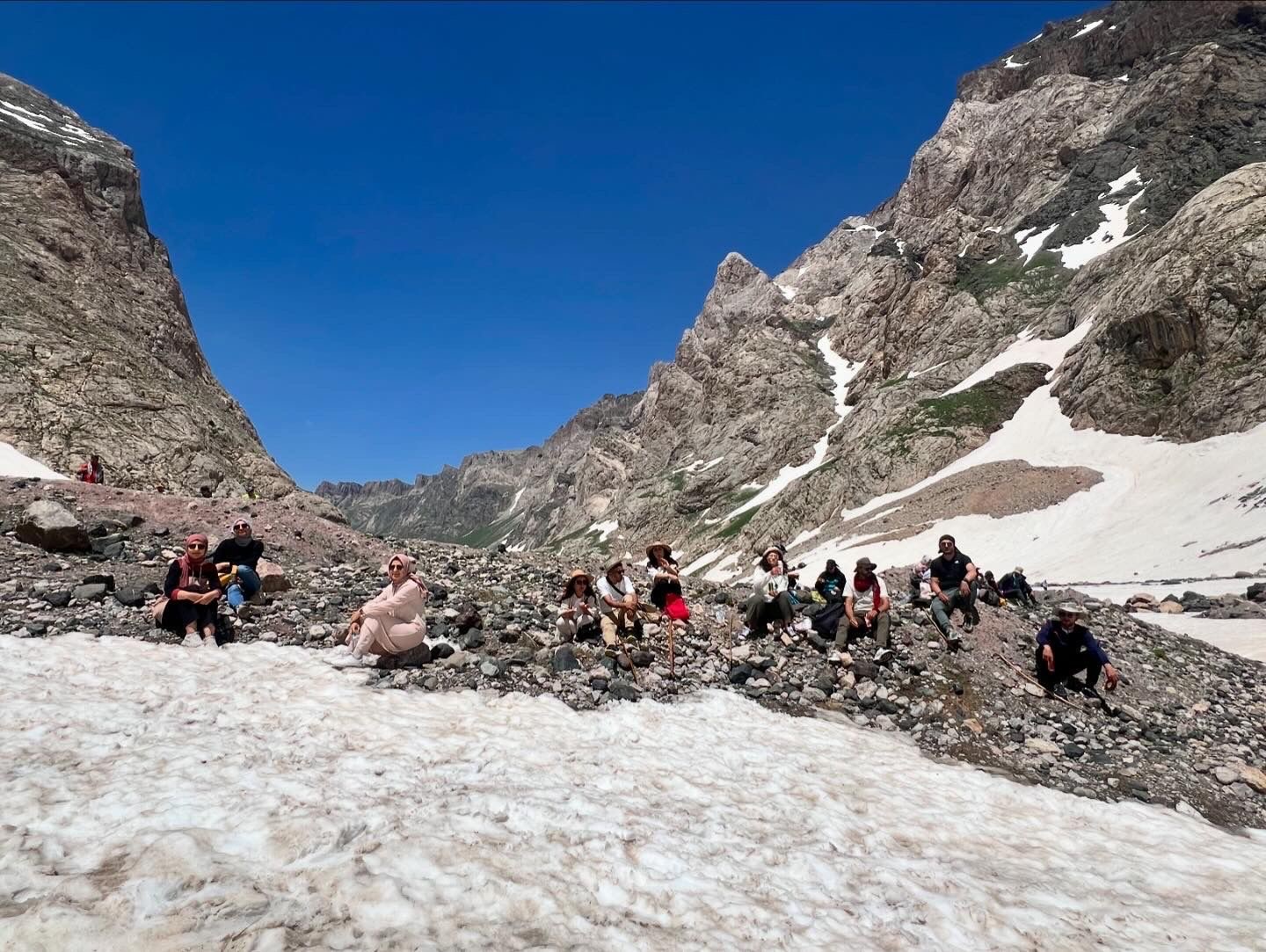 20 bin yıllık buzullar turistlerin uğrak mekanı oldu - Resim : 1