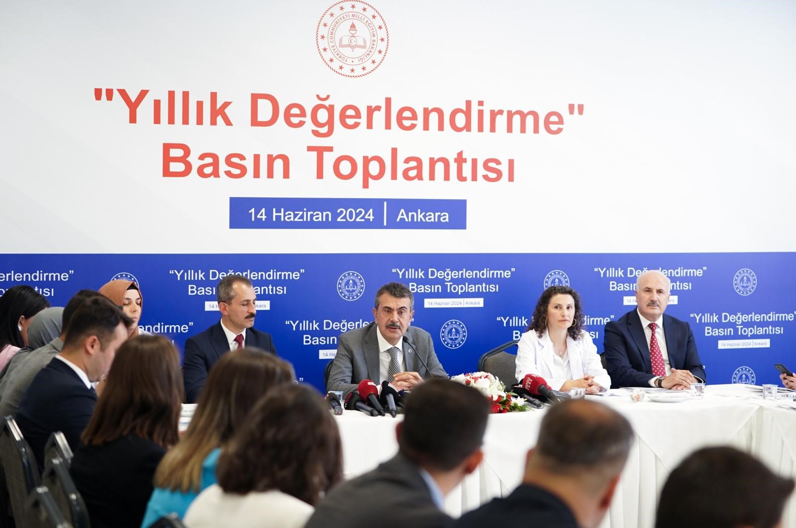 Bakan Tekin, Gebze'deki mezuniyet töreninde yaşanan skandalı konuştu - Resim : 2
