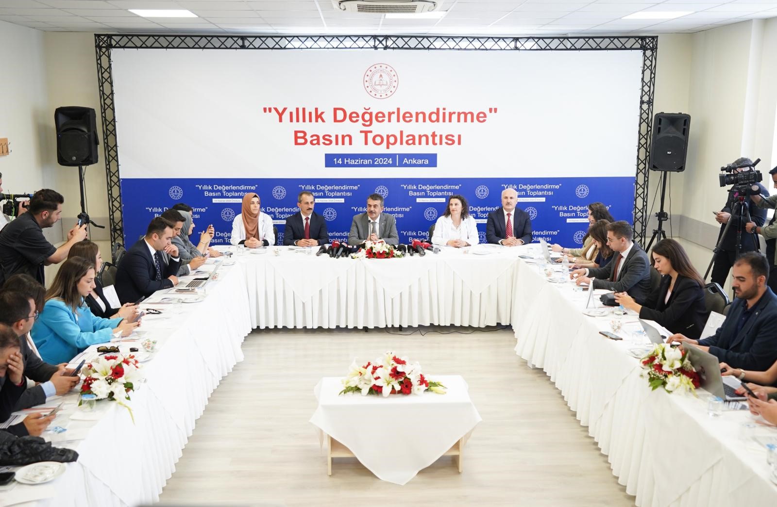 Bakan Tekin, Gebze'deki mezuniyet töreninde yaşanan skandalı konuştu - Resim : 1