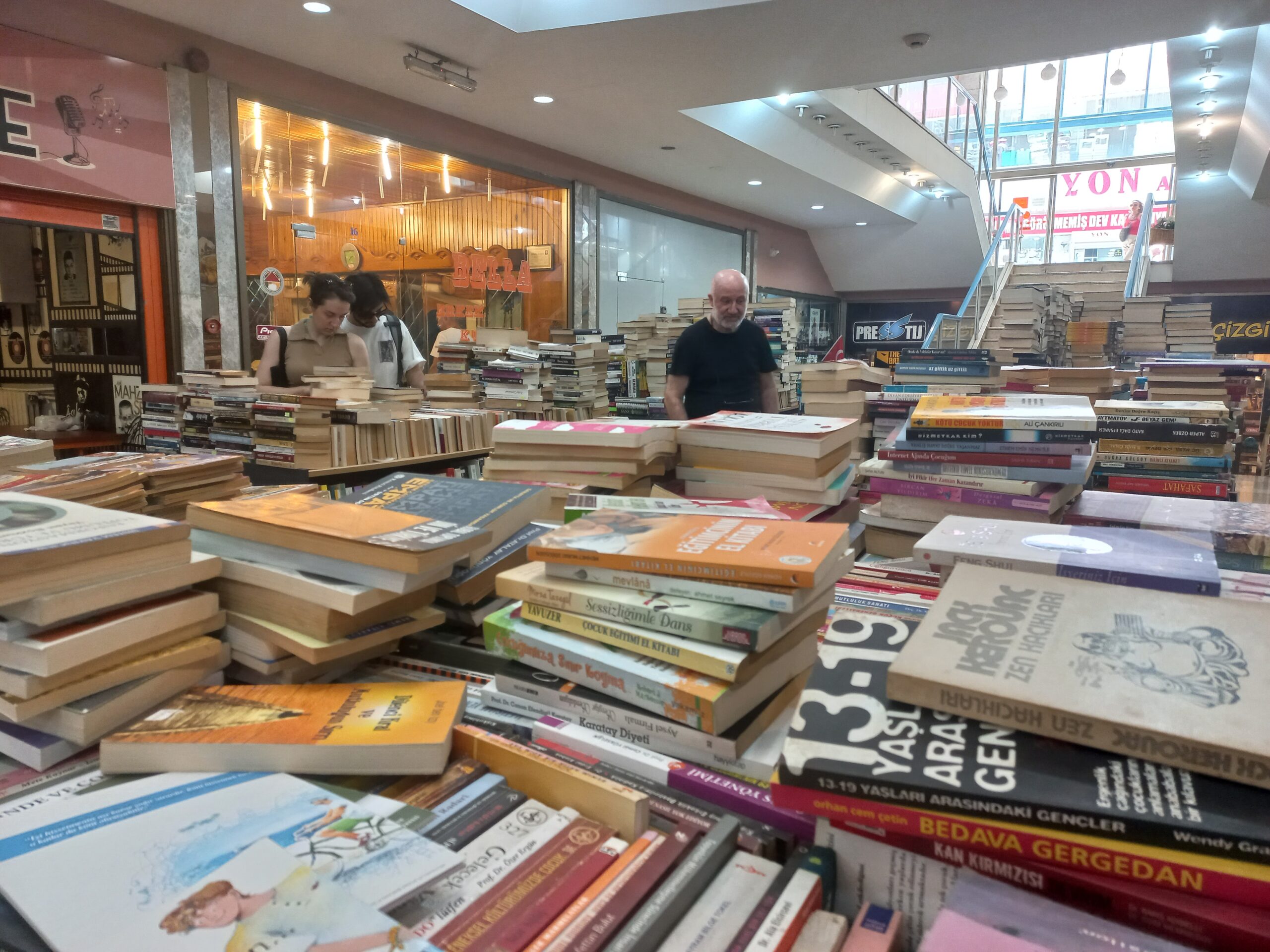 Evinde 300 bin kitap var! Sayfalar arasında unutulanlarla sergi açtı - Resim : 12