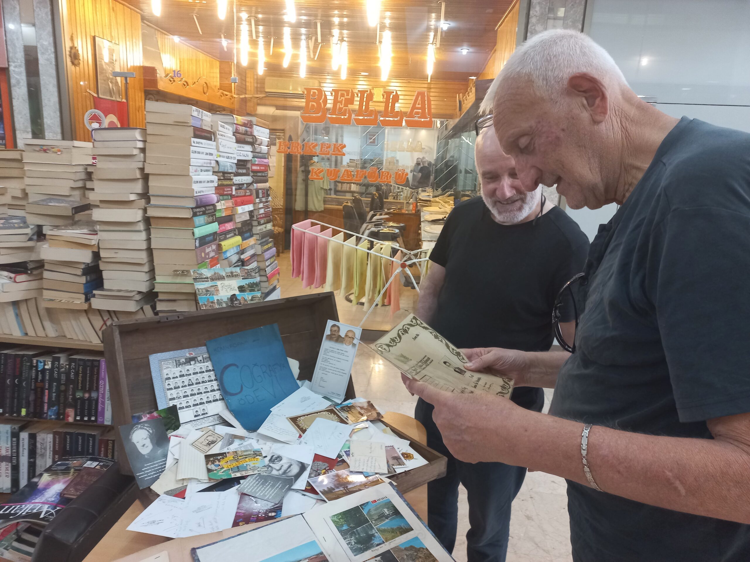 Evinde 300 bin kitap var! Sayfalar arasında unutulanlarla sergi açtı - Resim : 15