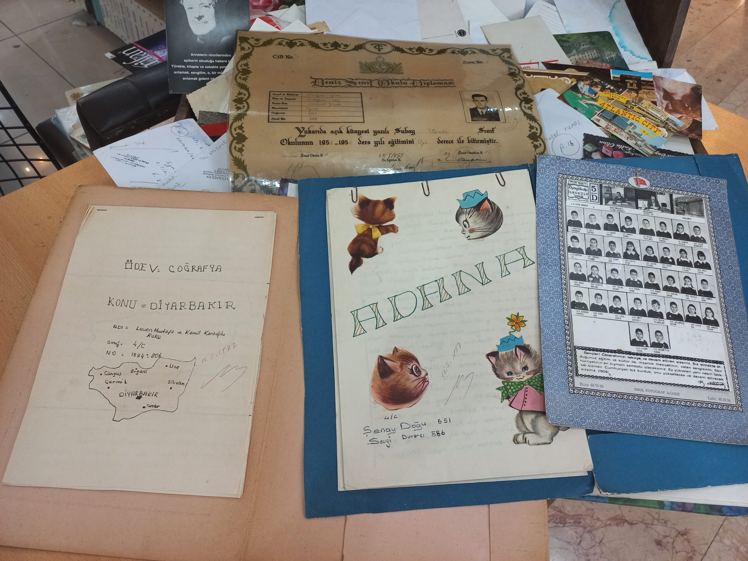 Evinde 300 bin kitap var! Sayfalar arasında unutulanlarla sergi açtı - Resim : 16