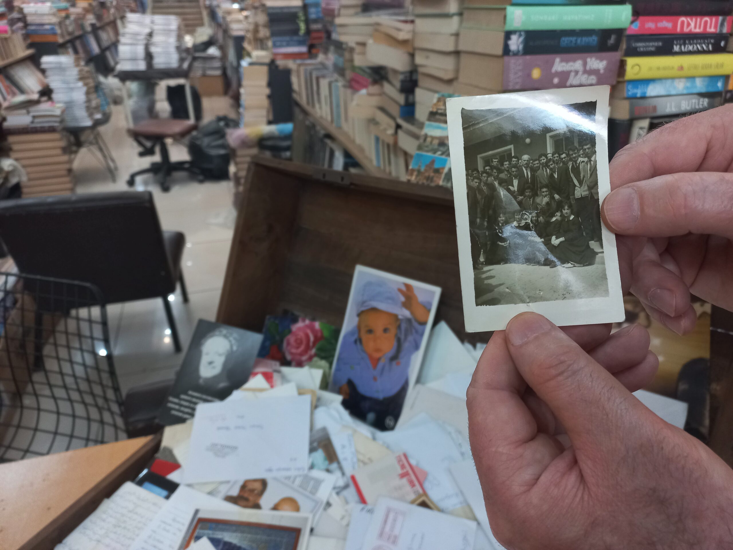 Evinde 300 bin kitap var! Sayfalar arasında unutulanlarla sergi açtı - Resim : 19