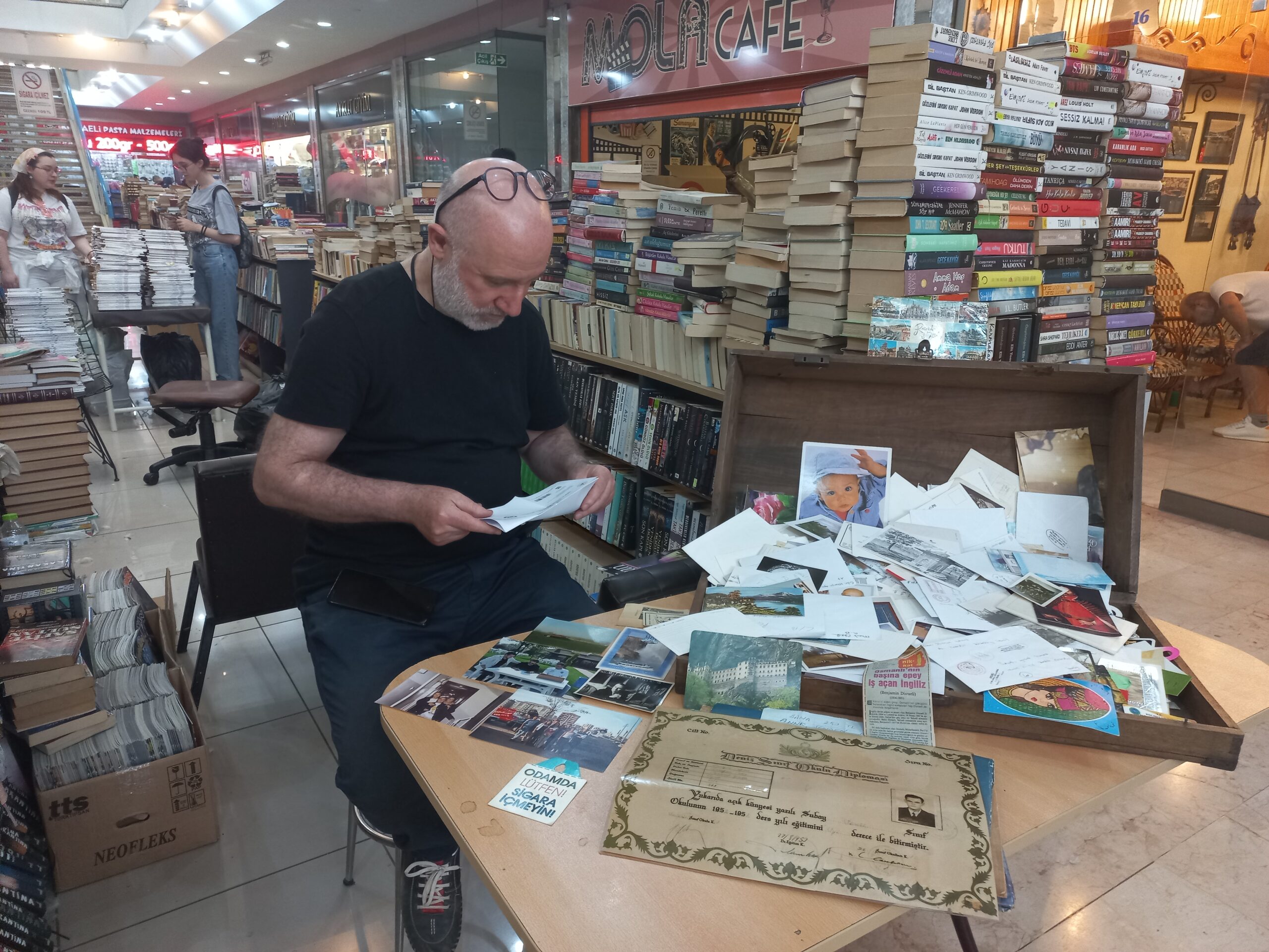 Evinde 300 bin kitap var! Sayfalar arasında unutulanlarla sergi açtı - Resim : 21