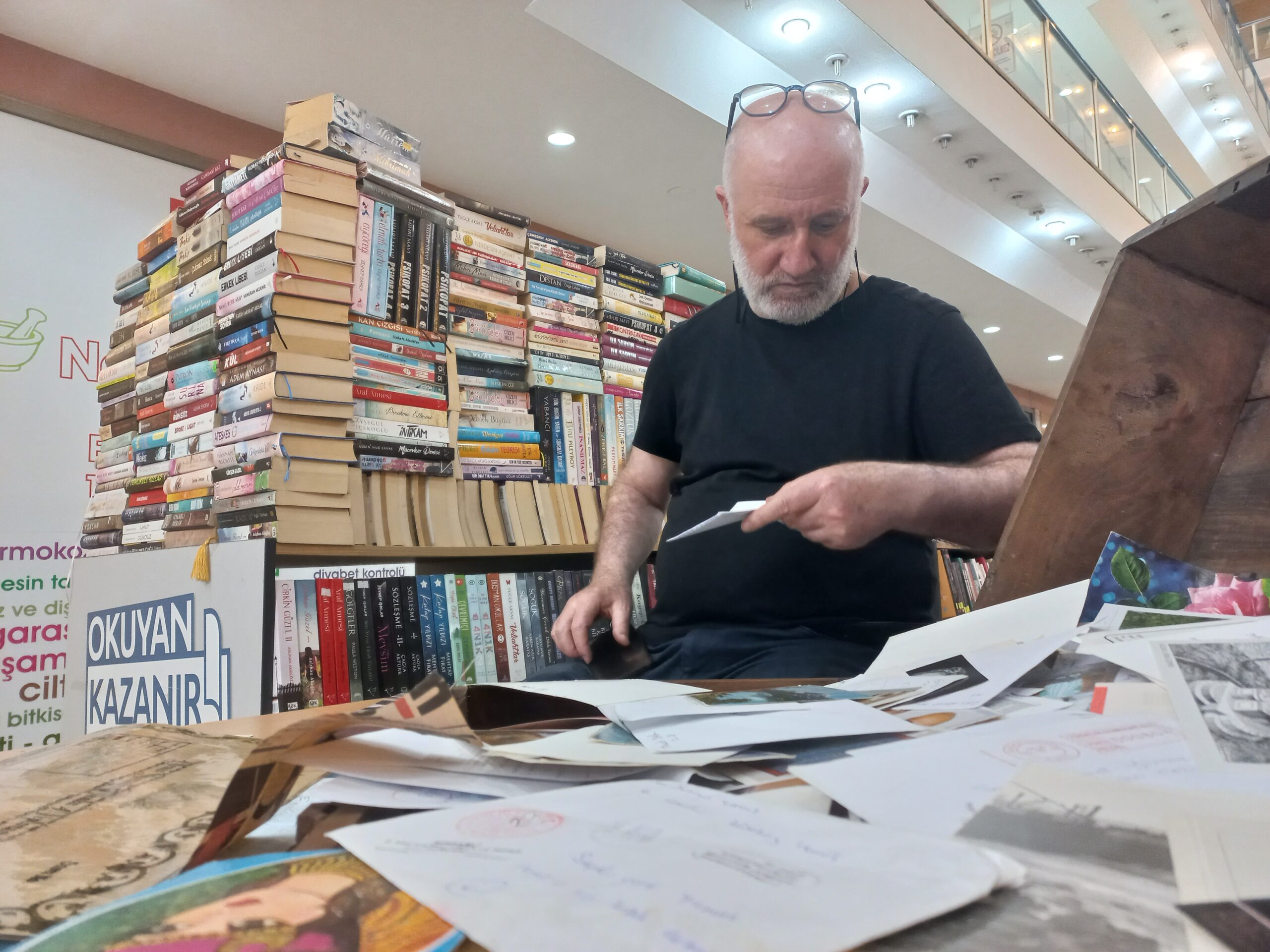 Evinde 300 bin kitap var! Sayfalar arasında unutulanlarla sergi açtı - Resim : 22