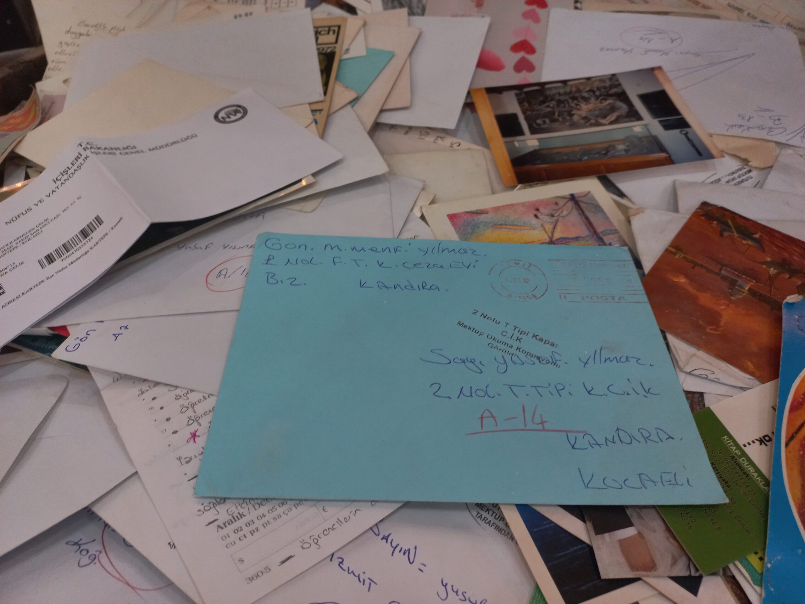 Evinde 300 bin kitap var! Sayfalar arasında unutulanlarla sergi açtı - Resim : 27