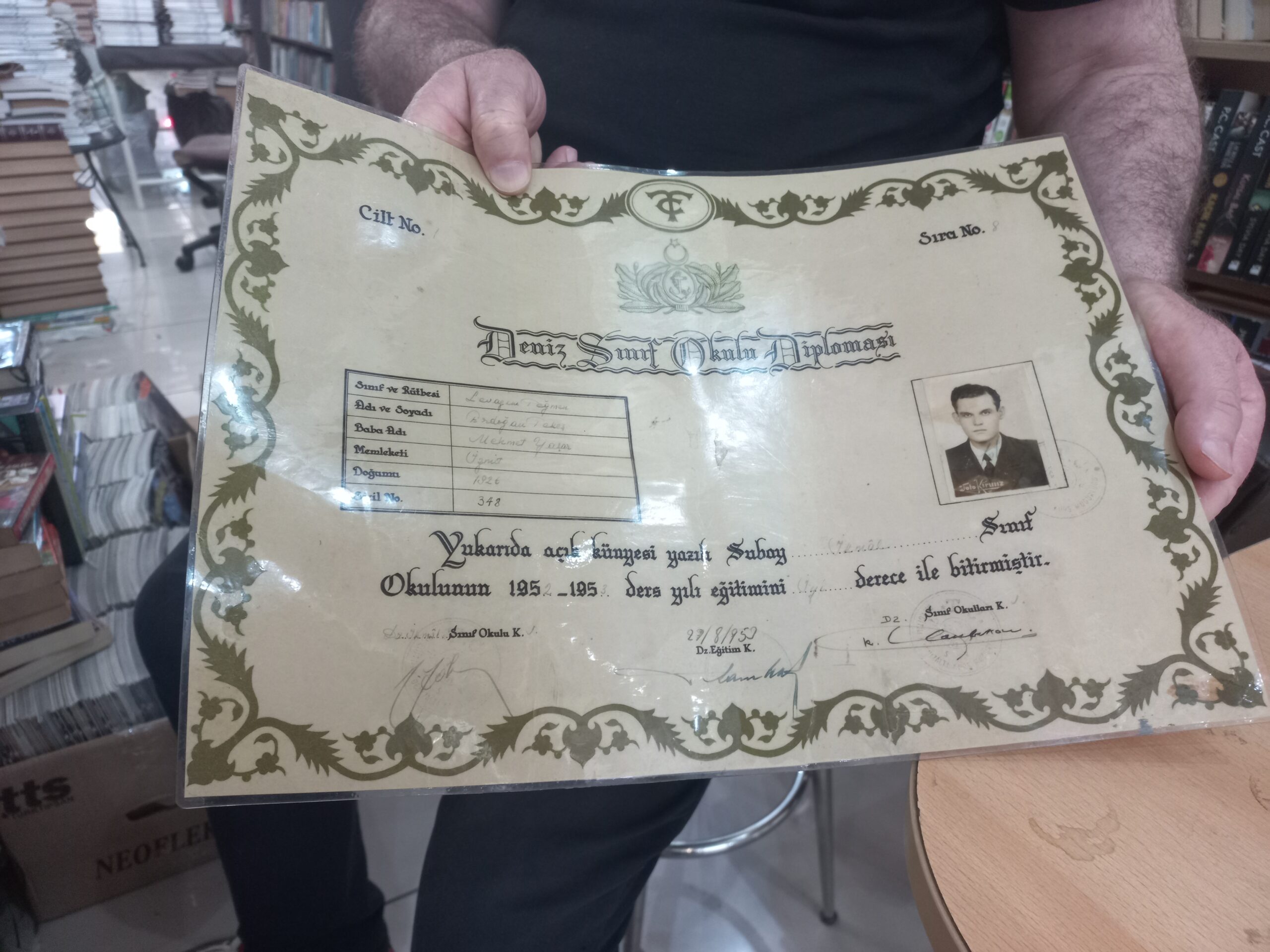 Evinde 300 bin kitap var! Sayfalar arasında unutulanlarla sergi açtı - Resim : 30