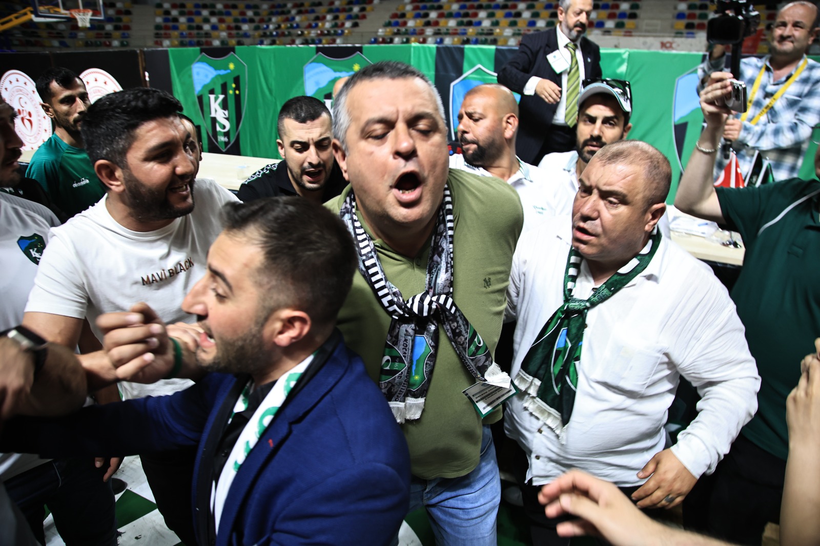 İddialar asılsız çıktı kongre gerildi! - Resim : 9