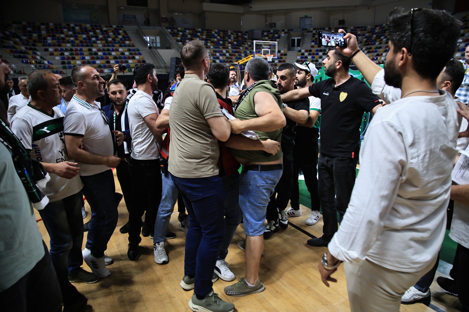 İddialar asılsız çıktı kongre gerildi! - Resim : 7