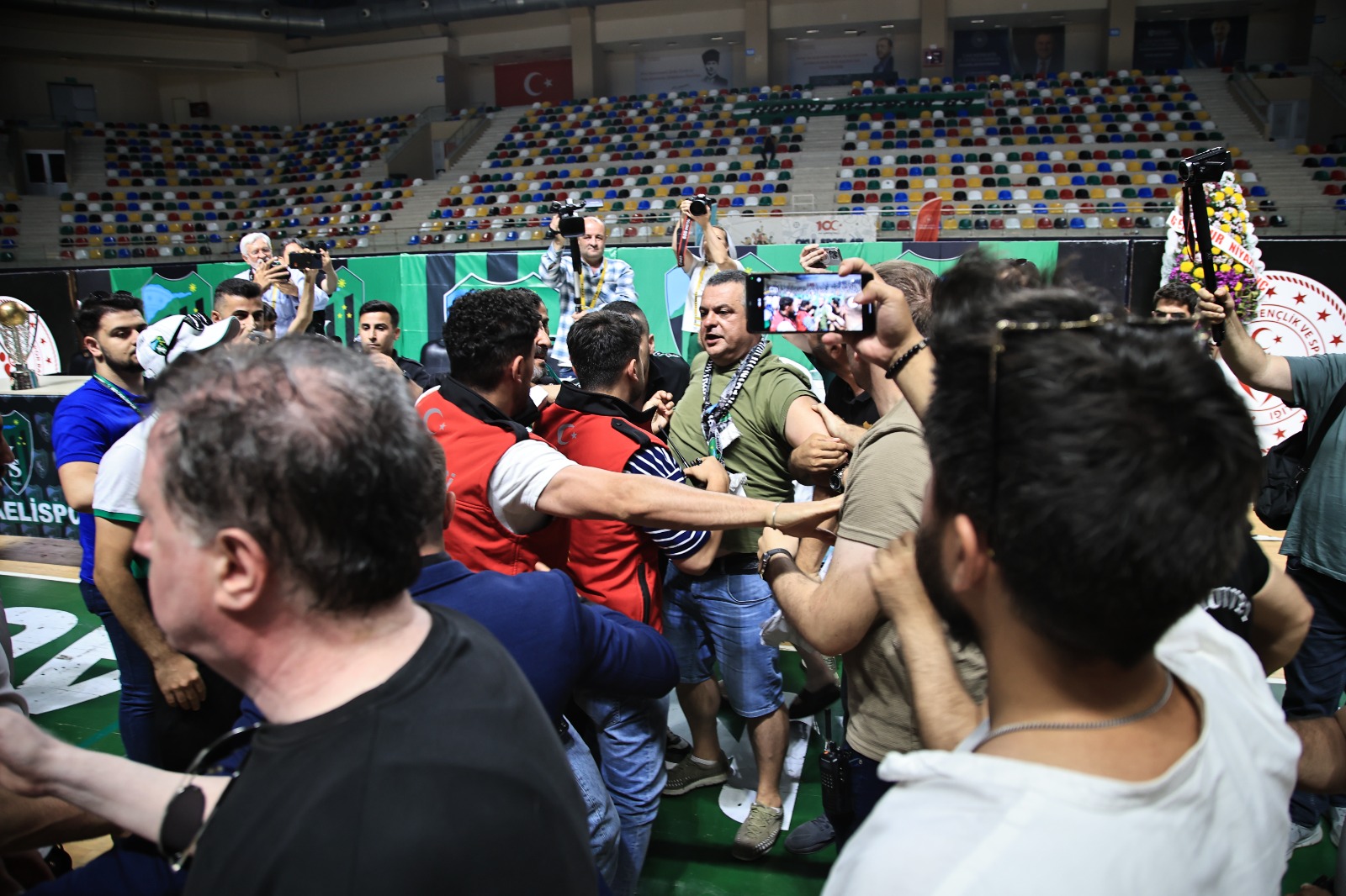 İddialar asılsız çıktı kongre gerildi! - Resim : 6