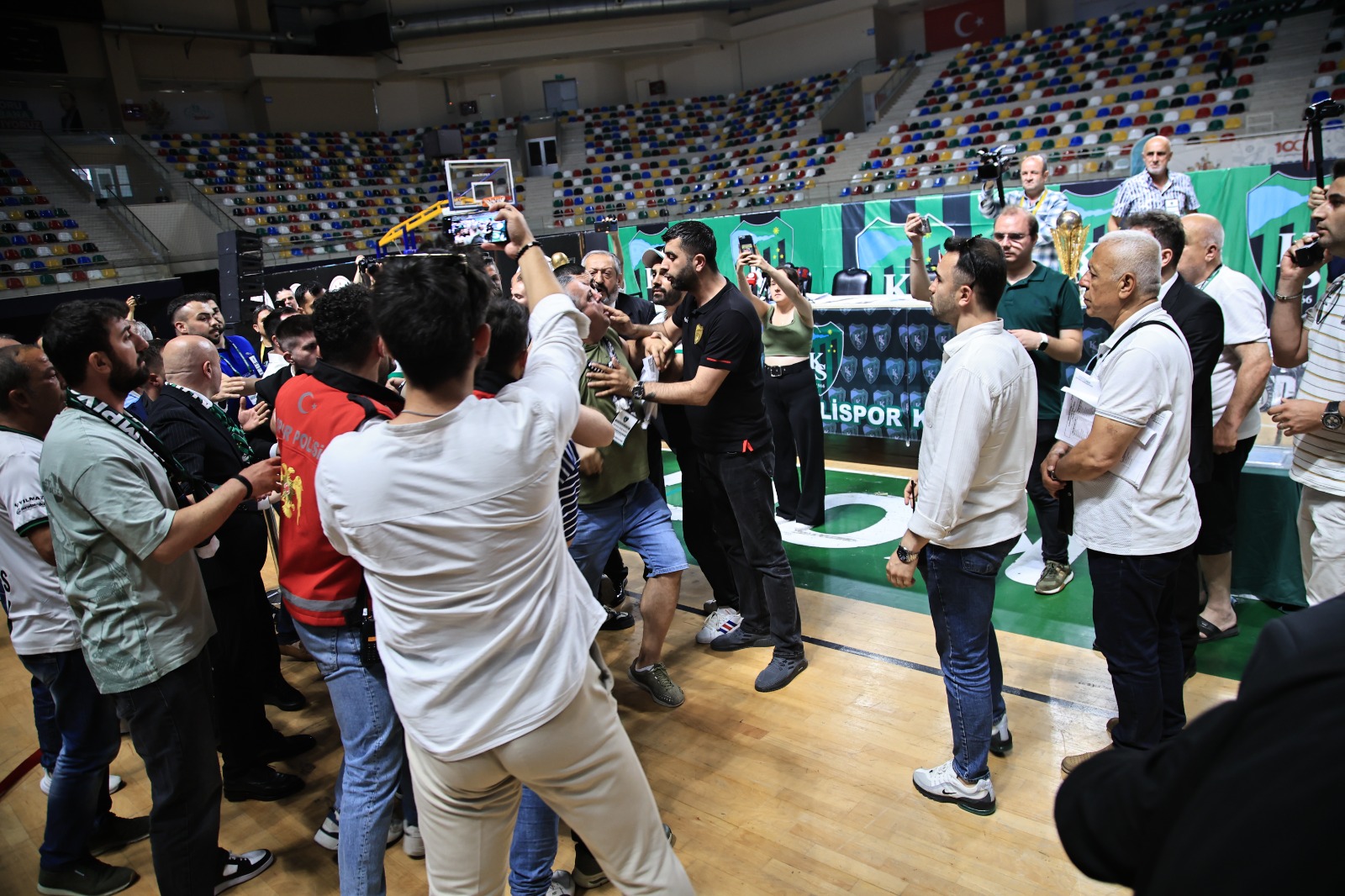 İddialar asılsız çıktı kongre gerildi! - Resim : 8