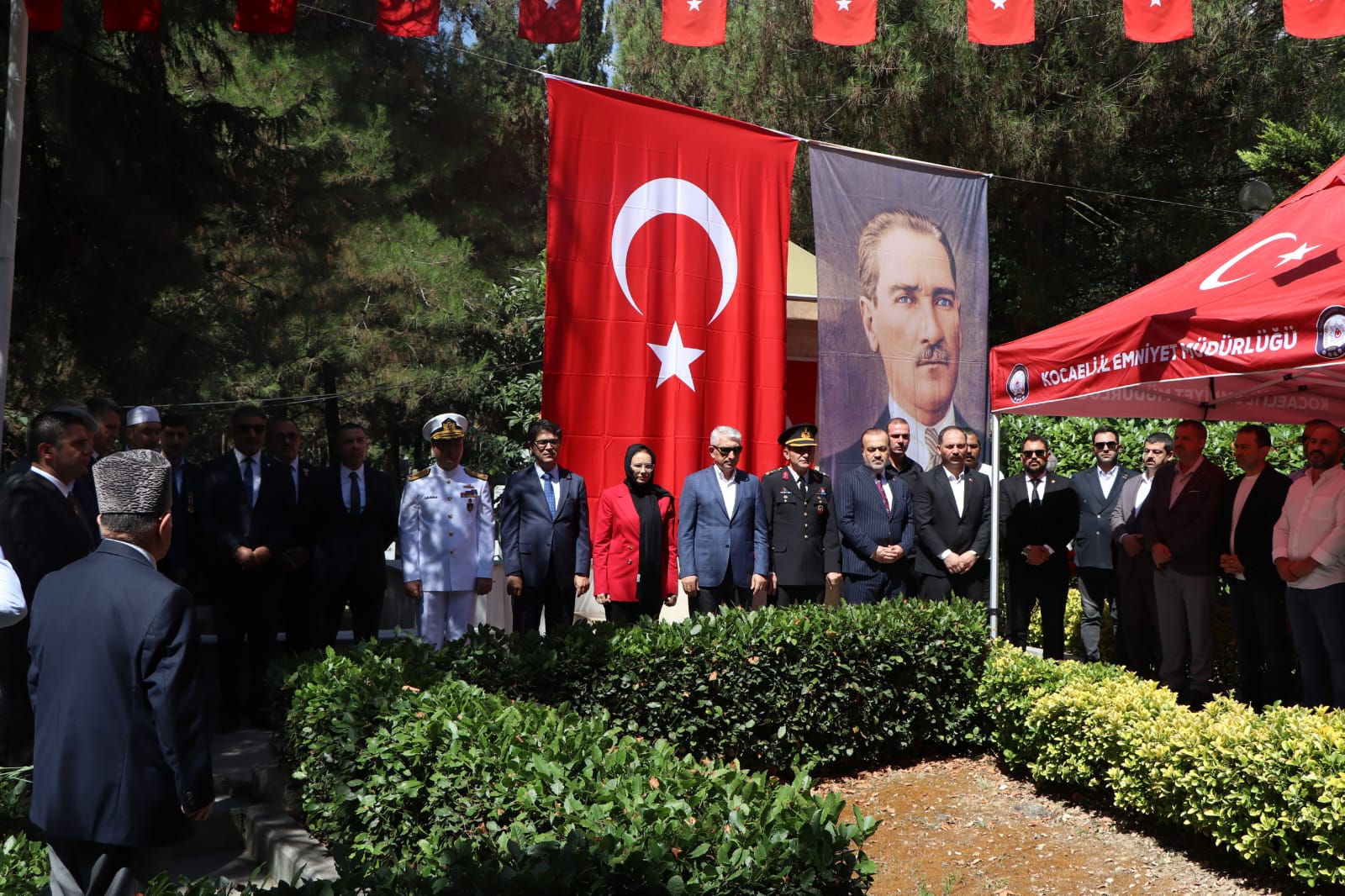 15 Temmuz’un yıldönümünde şehitler mezarı başında anıldı - Resim : 15