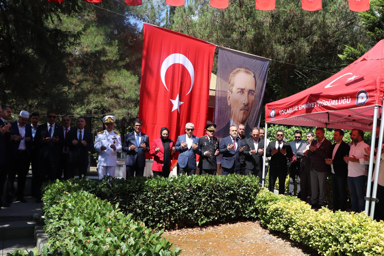 15 Temmuz’un yıldönümünde şehitler mezarı başında anıldı - Resim : 13