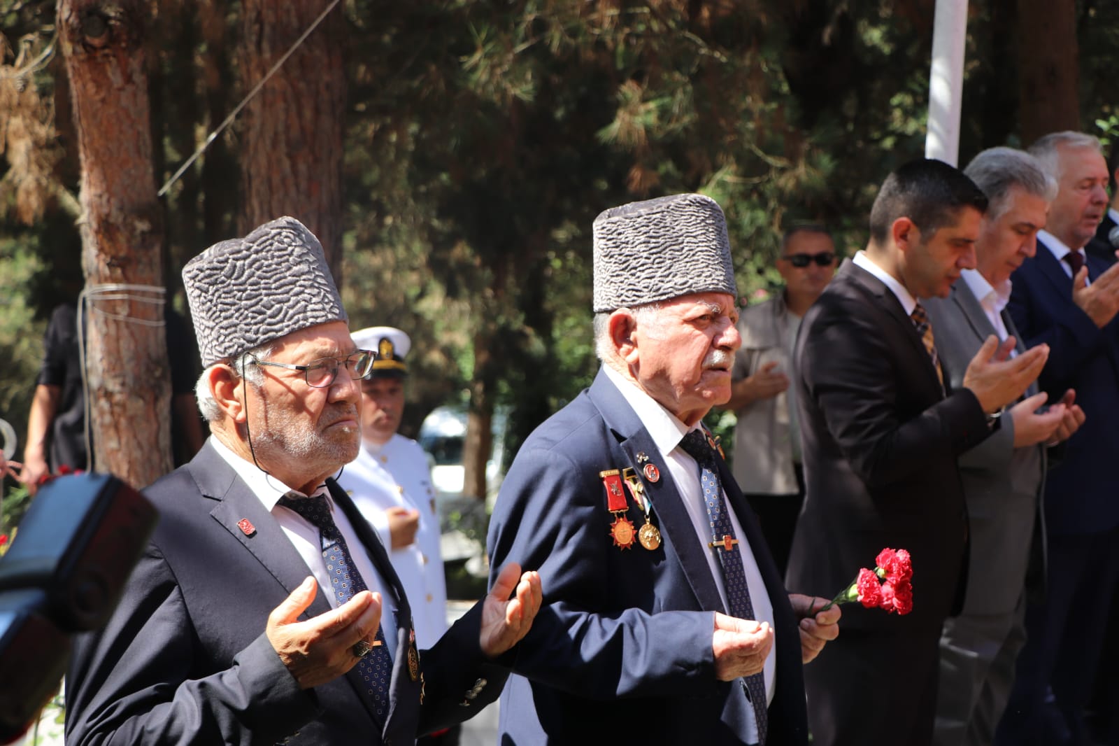 15 Temmuz’un yıldönümünde şehitler mezarı başında anıldı - Resim : 12