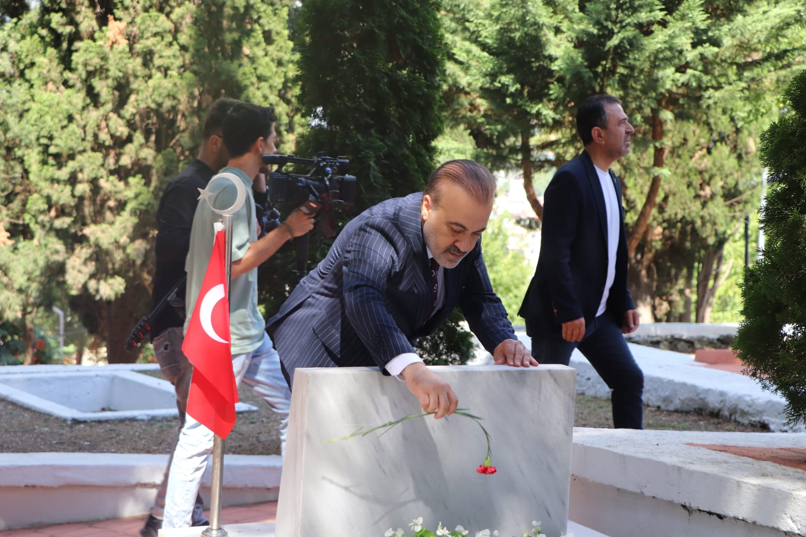 15 Temmuz’un yıldönümünde şehitler mezarı başında anıldı - Resim : 8