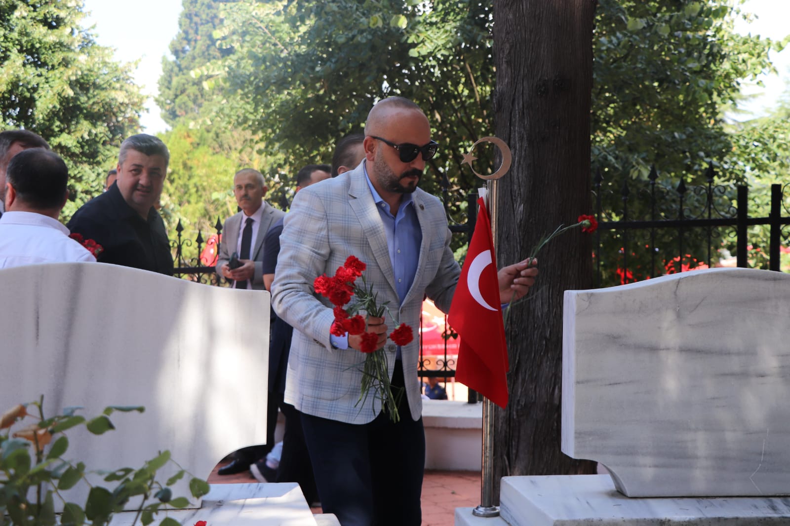 15 Temmuz’un yıldönümünde şehitler mezarı başında anıldı - Resim : 9
