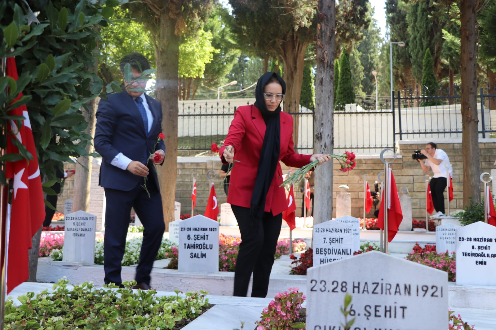 15 Temmuz’un yıldönümünde şehitler mezarı başında anıldı - Resim : 6