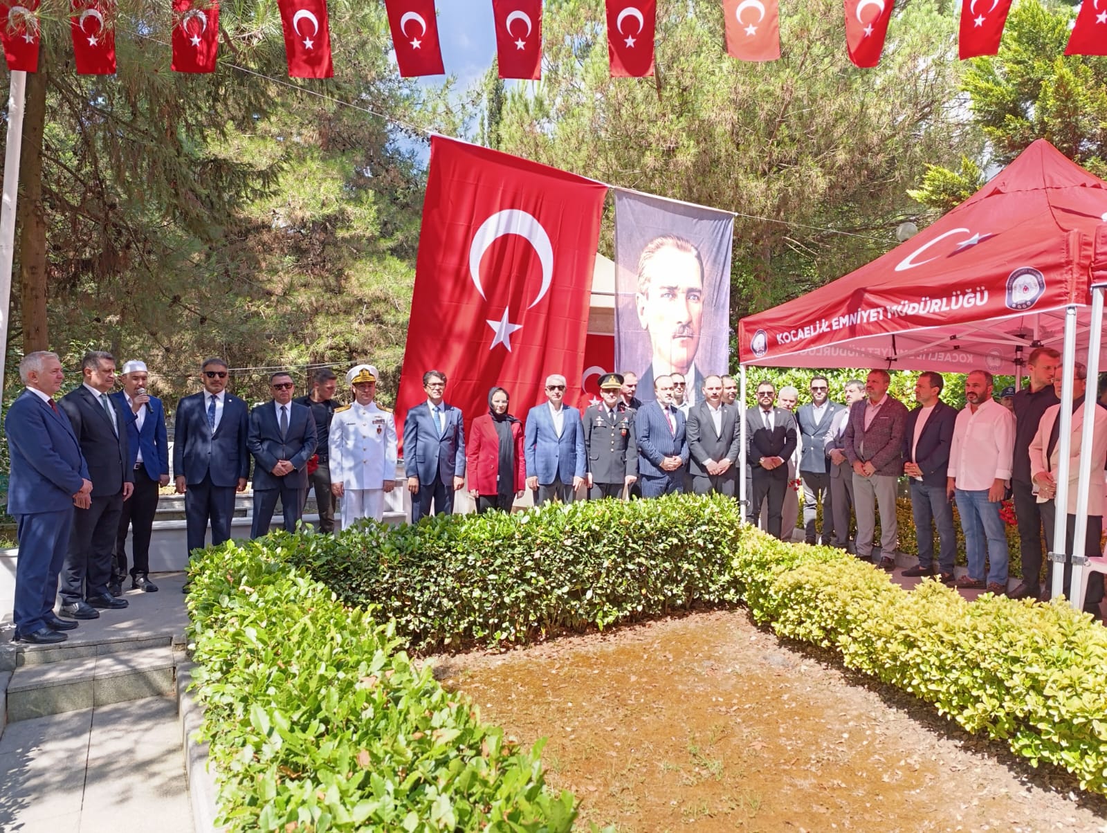 15 Temmuz’un yıldönümünde şehitler mezarı başında anıldı - Resim : 1