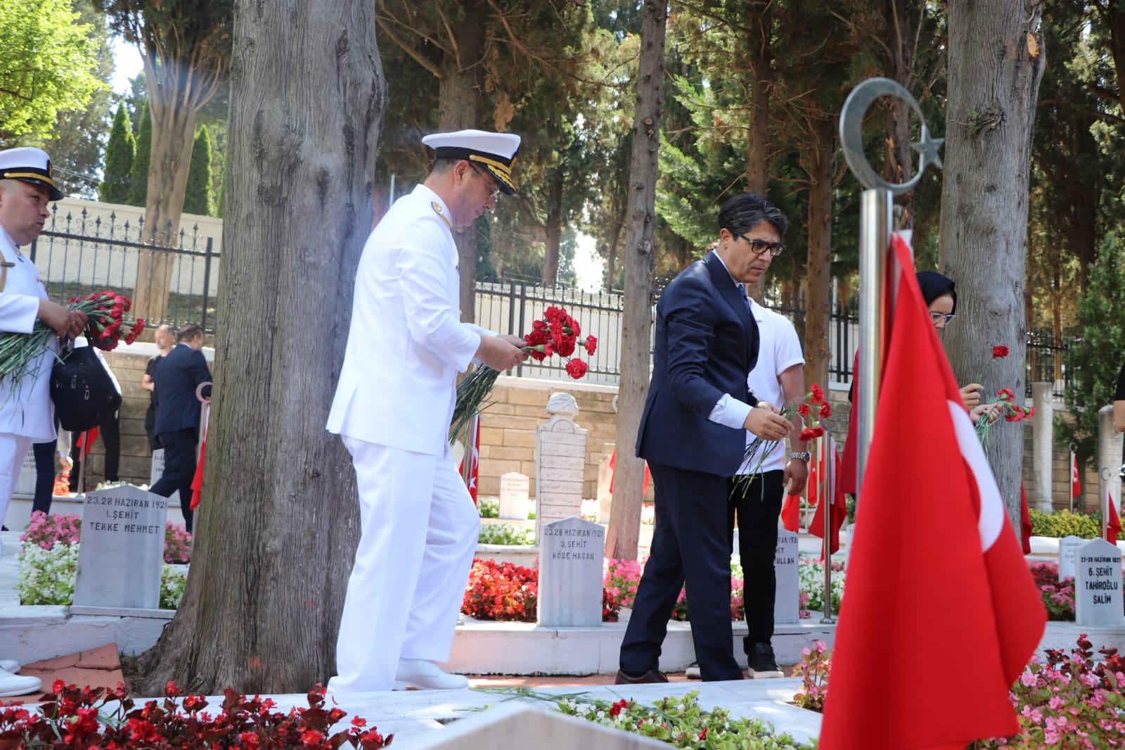 15 Temmuz’un yıldönümünde şehitler mezarı başında anıldı - Resim : 3