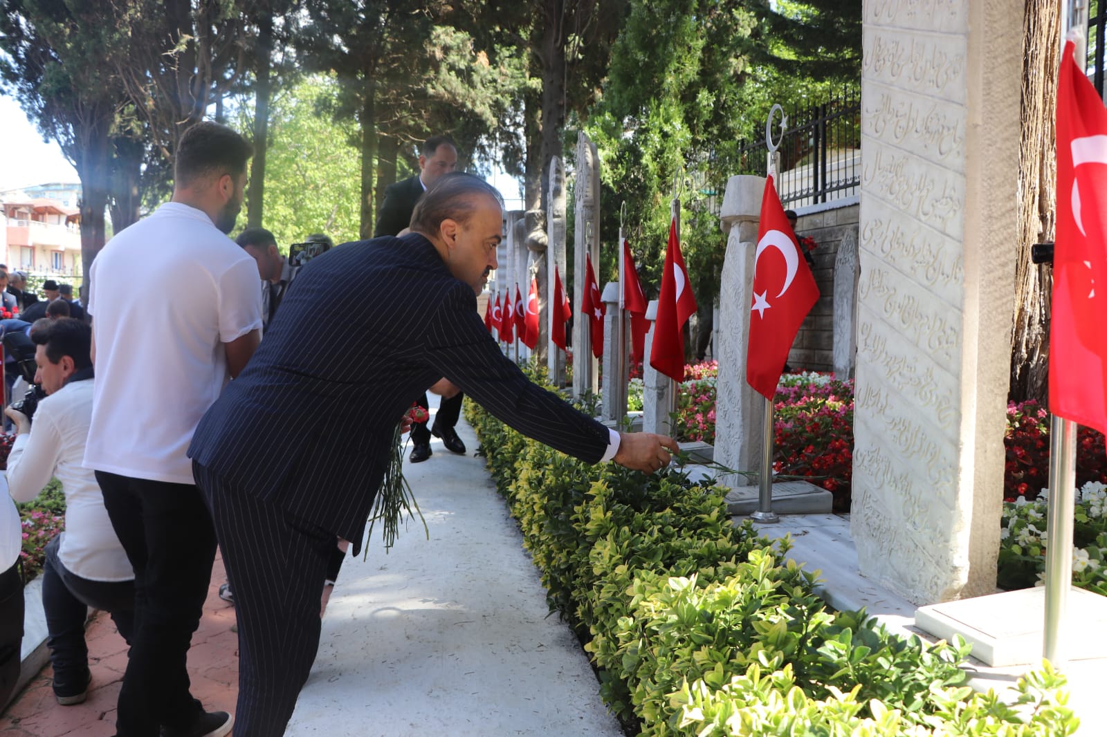 15 Temmuz’un yıldönümünde şehitler mezarı başında anıldı - Resim : 4