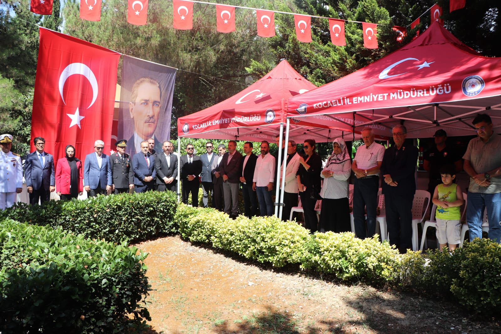 15 Temmuz’un yıldönümünde şehitler mezarı başında anıldı - Resim : 2