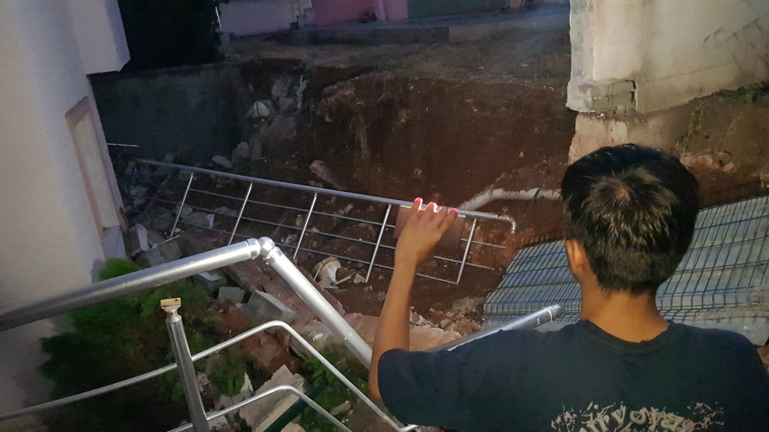İstinat duvarı çöktü! Tehlike oluşturuyor - Resim : 5