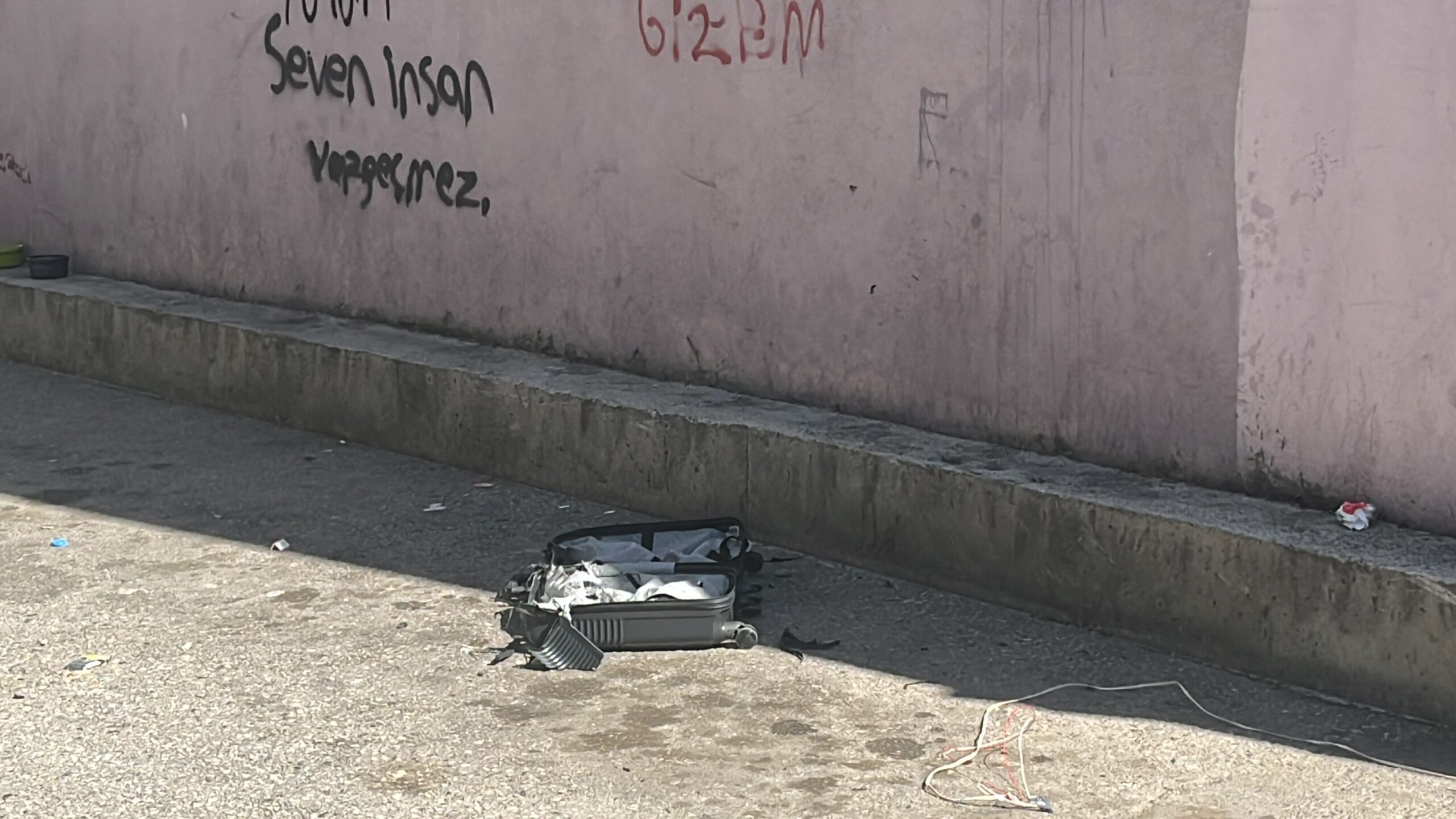 Şüpheli paket paniğe sebep oldu! Yaya ve araç trafiğine kapatıldı - Resim : 3