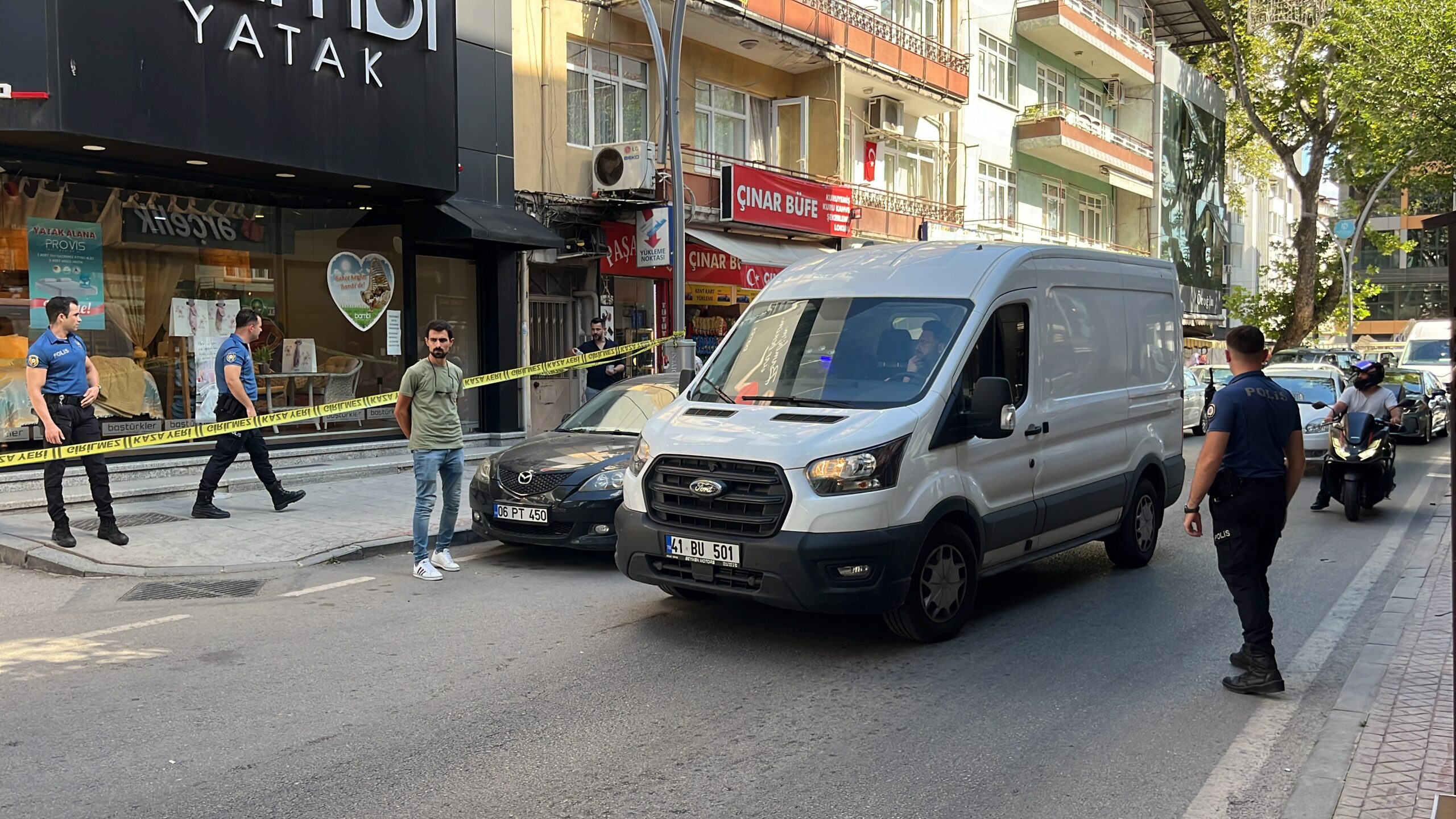 Şüpheli paket paniğe sebep oldu! Yaya ve araç trafiğine kapatıldı - Resim : 2