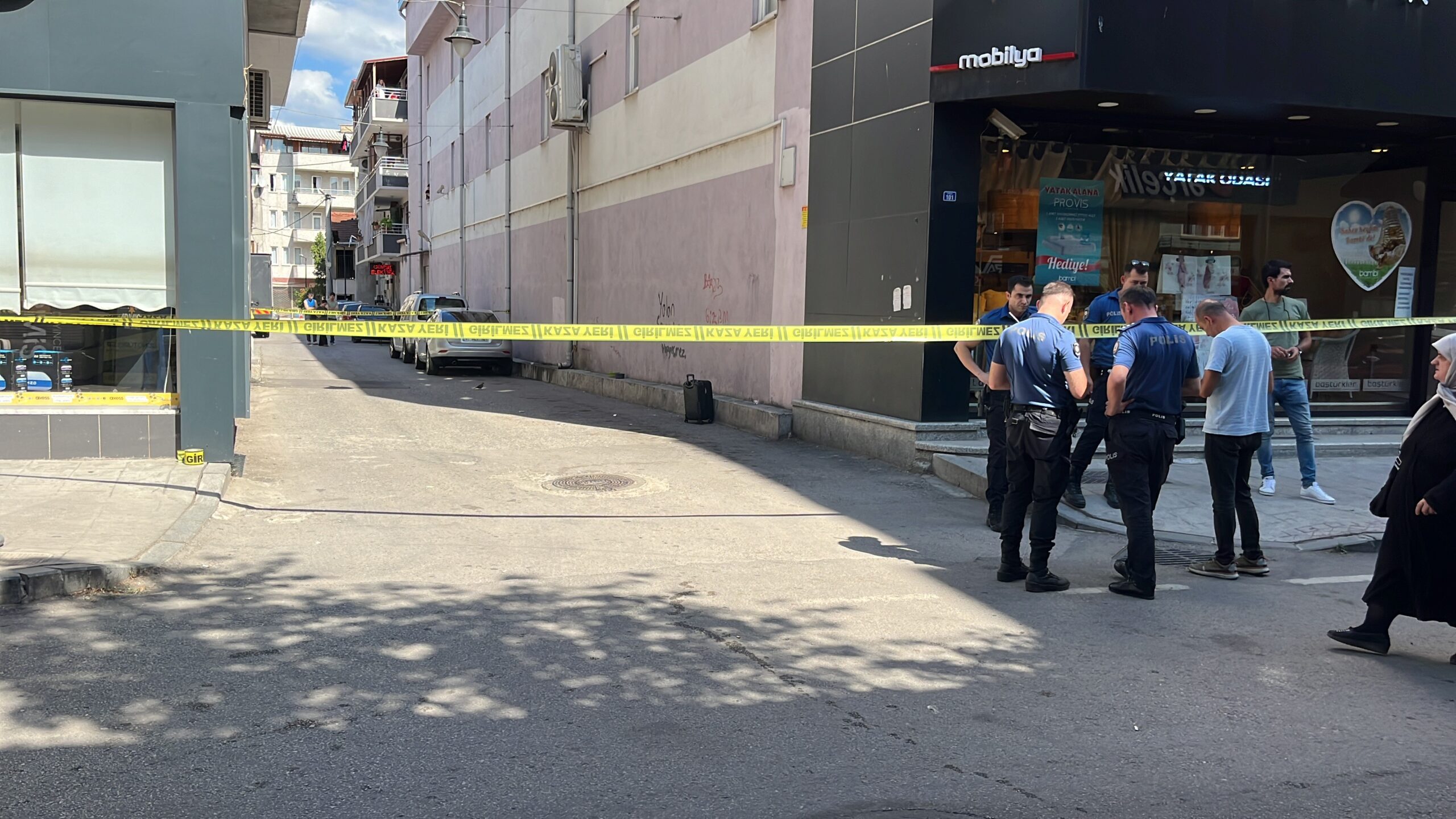 Şüpheli paket paniğe sebep oldu! Yaya ve araç trafiğine kapatıldı - Resim : 4