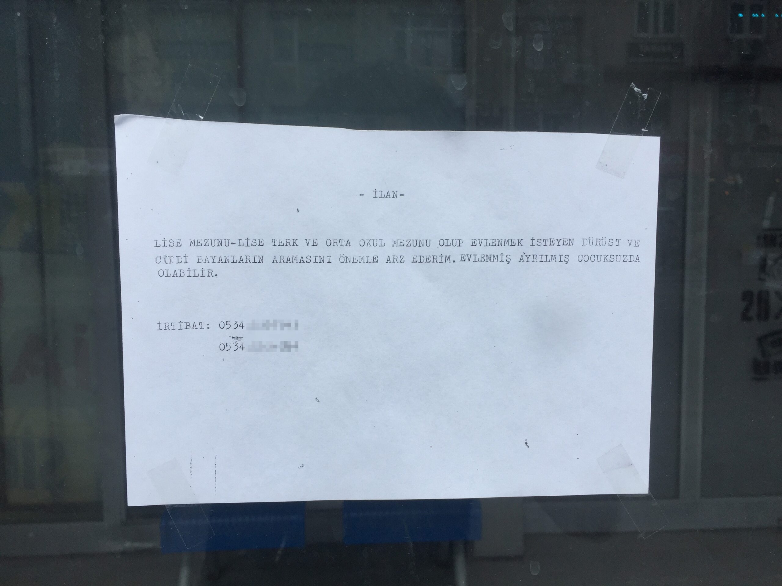 A4 kağıdına evlenmek istediğini yazdı ve durağa astı - Resim : 1