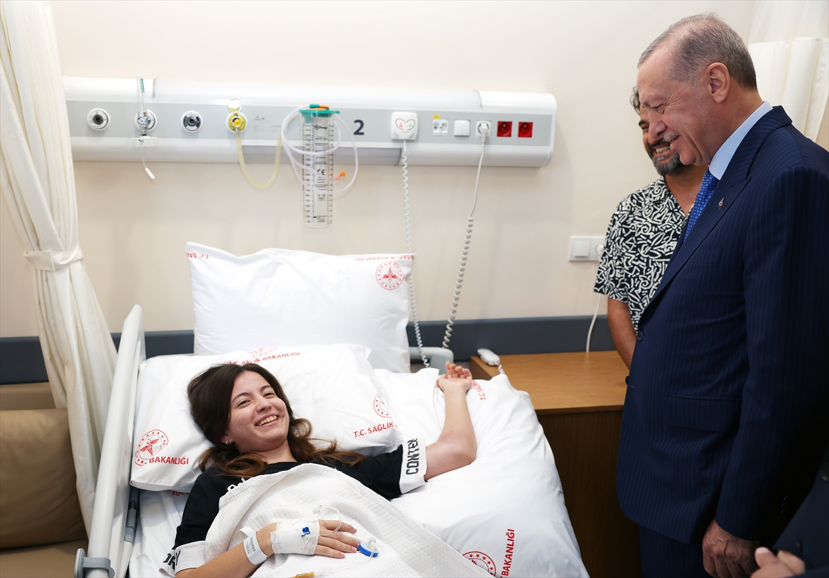 Cumhurbaşkanı Erdoğan, Gölcük Devlet Hastanesi'ni ziyaret etti - Resim : 1