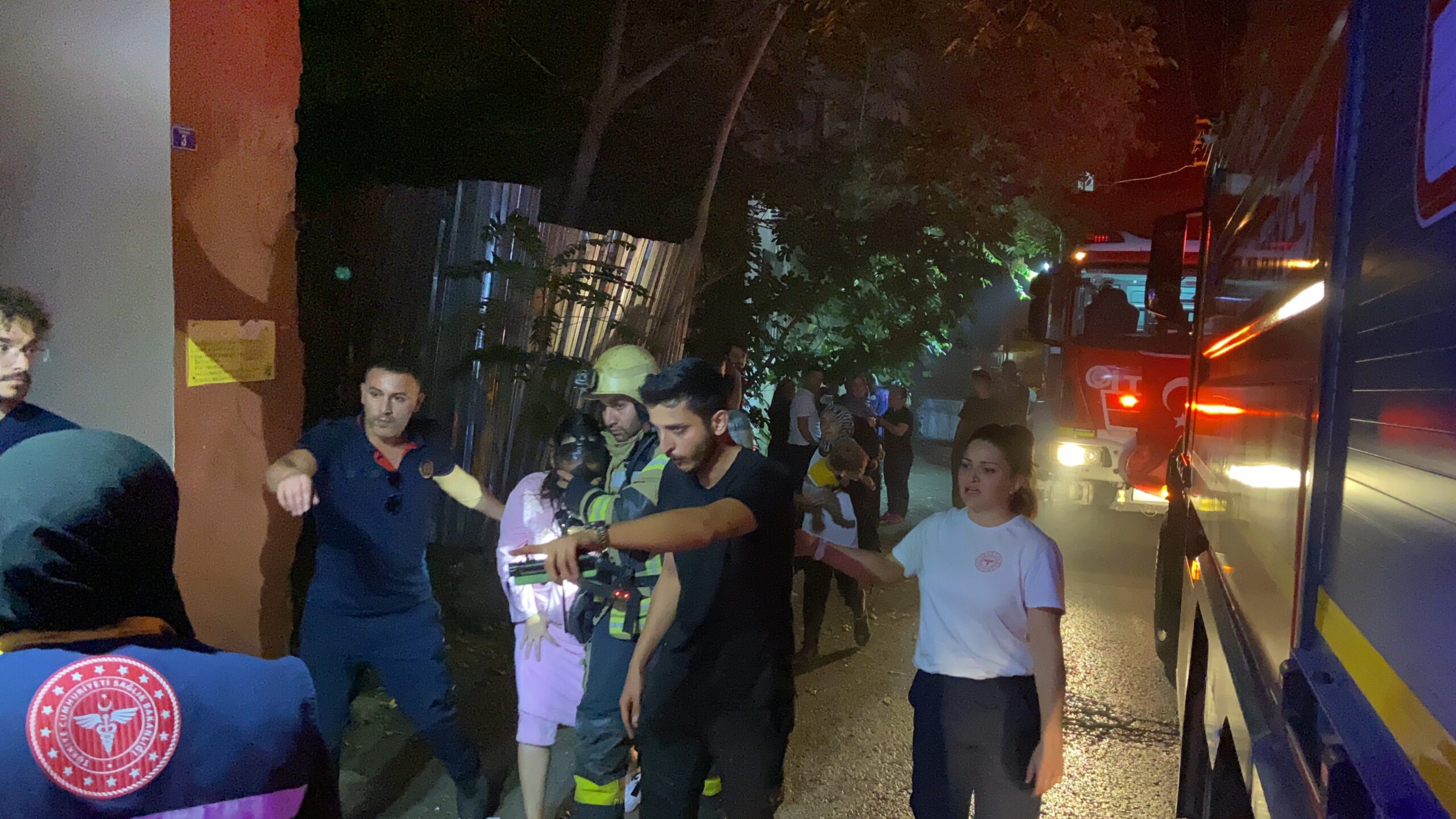 Elektrik panosundan çıkan yangına banyoda yakalandı! - Resim : 6