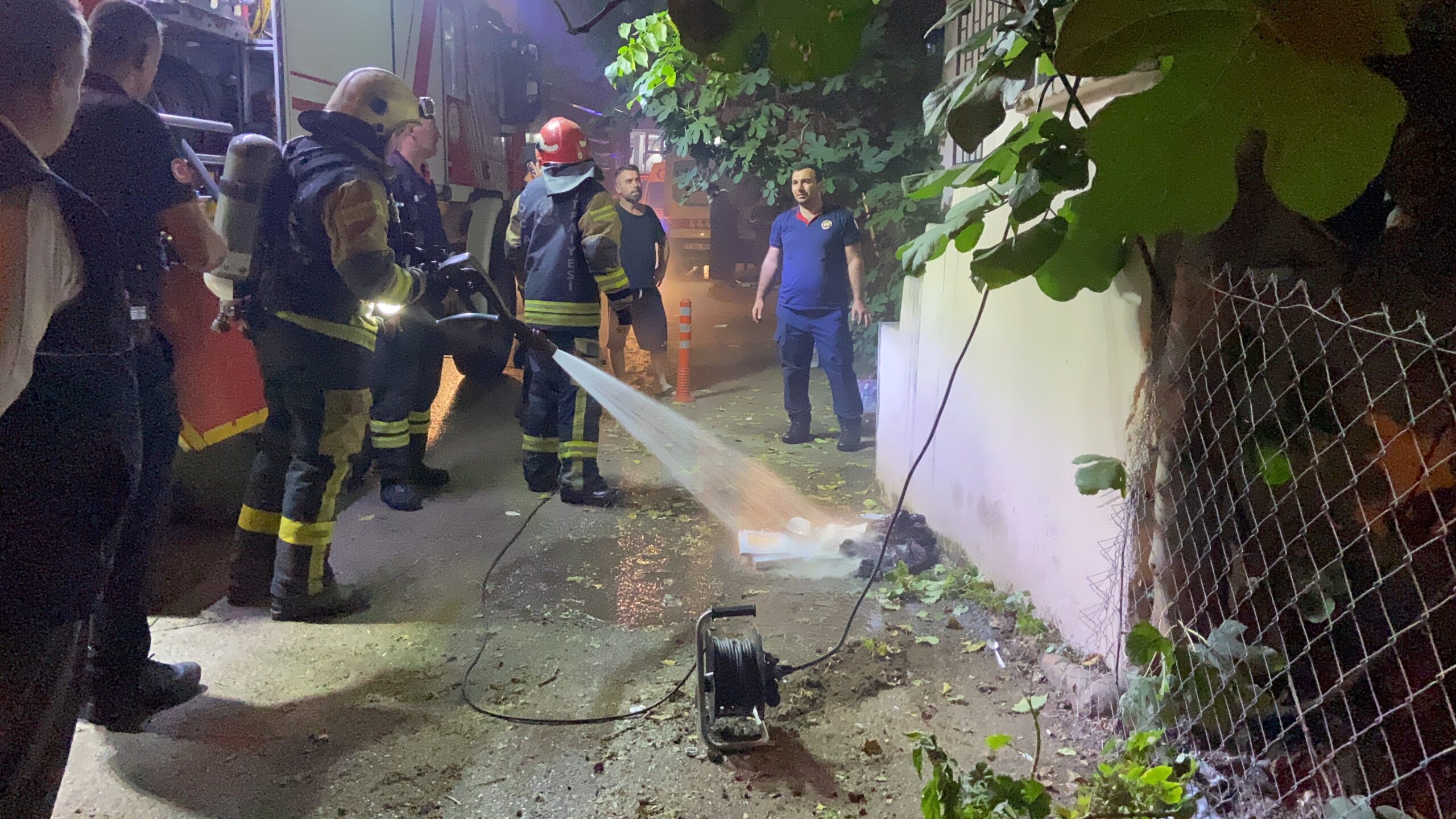 Elektrik panosundan çıkan yangına banyoda yakalandı! - Resim : 1